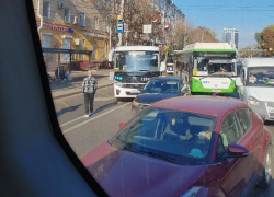Движение в центре Воронежа сковало ДТП с участием автобуса и легковушки