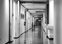 Пациент воронежской больницы остался без верхней одежды, обуви и денег