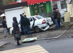 В Воронеже «Приора» на полном ходу снесла знак пешеходного перехода
