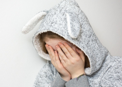 Взрослый мужчина изнасиловал 14-летнюю девочку в Воронежской области 