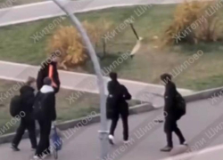 Школьники устроили показательную «казнь» чужому самокату в Воронеже