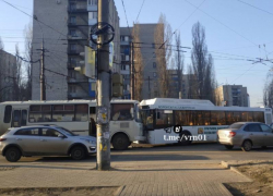 Последствия лобового ДТП с двумя автобусами показали в Воронеже 