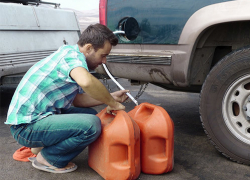 16-летнего парня заставили сливать бензин с машин в Воронежской области