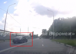 Дорога ярости: замес водителей с выездом через двойную сплошную сняли на видео в Воронеже