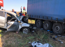 Опубликованы снимки с места смертельного ДТП с фурой под Воронежем