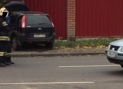 Ford Fusion с мертвым водителем протаранил забор дома в Воронеже 