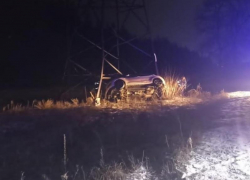 Водитель иномарки врезалась в опору ЛЭП в Воронежской области