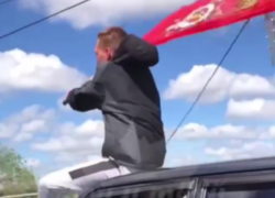 Сумасшедший поступок парня с флагом сняли на дороге в Воронеже