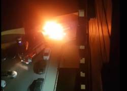 Две машины сгорели на парковке в Воронеже 