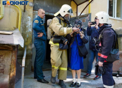 Из полыхающей многоэтажки спасатели срочно эвакуировали 22 человека в Воронеже