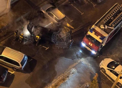 Машина вспыхнула во дворе воронежской многоэтажки – опубликовано видео