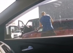 Воронежец расколотил машину оппонента железной трубой в ходе конфликта на Остужевском кольце 