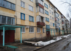 В воронежской многоэтажке хорошую кровлю коммунальщики заменили на клеенку