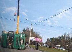 Перевернувшийся у кладбища КамАЗ попал на видео в Воронеже