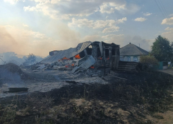 Десять домов вспыхнули из-за загоревшейся травы в воронежском селе 