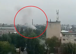 Из окон многоэтажки запечатлели пожар на воронежской промзоне
