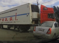 Момент нелепого лобового ДТП с фурой попал на видео в Воронеже