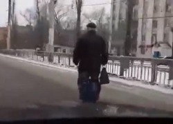 Пенсионер на моноцикле довел до безумия автомобилиста в Воронеже 