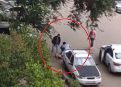 Драка мужчин во дворе дома попала на видео в Воронеже