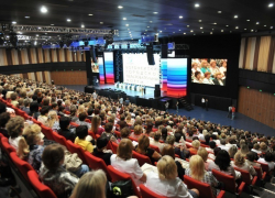 В Воронеже две тысячи учителей согнали в «Град», чтобы перед ними пропиарить Александра Гусева (ФОТО)