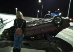 Воронежец помог пьяному водителю выбраться из перевернутой машины