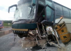 Один человек погиб и четверо пострадали в столкновении автобуса с КамАЗом под Воронежем 