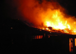 В частном доме Воронежа рано утром загорелась крыша