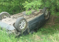 Перевернутый на дороге Lexus показали на фото под Воронежем