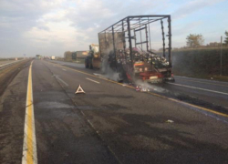 В Воронежской области прицеп дальнобойщика уничтожил огонь