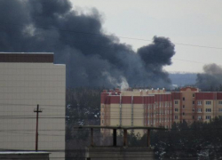 73 спасателя борются со страшным пожаром на складе в Воронеже