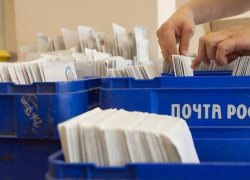 Воронежец прорубил окно в здание почты