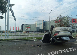 Автомобиль перевернулся возле ТРК в Воронеже - опубликованы фото