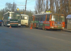 Троллейбус и ПАЗик столкнулись в Воронеже, устроив гонки 