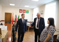 Председатель облдумы Юрий Матузов лично доставил оборудование для бойца СВО из Бутурлиновки по прямому обращению с передовой