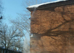 На видео попал коммунальный водопад на Ворошилова в Воронеже