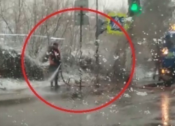 Коммунальщик, моющий асфальт во время снегопада в Воронеже, попал на видео