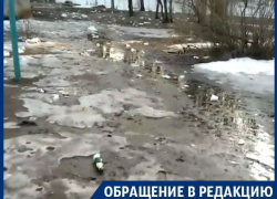 На юго-западе Воронежа дети гуляют во дворе, превратившемся в свалку