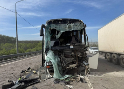Пассажирский автобус попал в массовое ДТП с грузовиками под Воронежем 