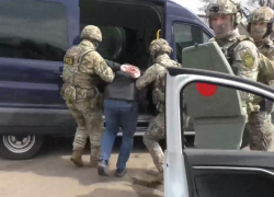 Видео с задержанием диверсантов, напавших на военную часть в Воронежской области, показала ФСБ