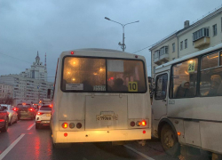 Нелогичная привычка маршрутчиков ежедневно бесит водителей в Воронеже
