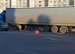 Фура насмерть переехала пенсионерку на оживленной улице в Воронеже 