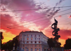 Воронежцы делятся в Сети снимками ошеломительного огненного заката над городом