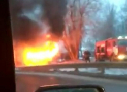 В Воронеже огненный шторм в горящей машине попал на видео