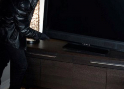 Под Воронежем супружеская пара украла из квартиры телевизор и стиральную машину