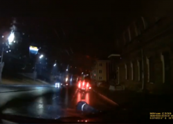 Внезапное падение пешехода под колёса машины сняли в Воронеже