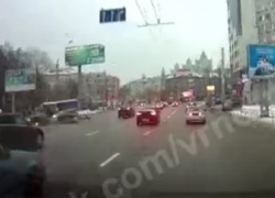 Момент массового ДТП из-за гонщика на «Ладе» сняли в Воронеже