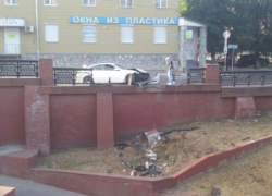 Infiniti снес забор на Каменном «мосту глупости» в Воронеже