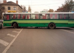 Автобус полностью перегородил улицу в центре Воронежа 