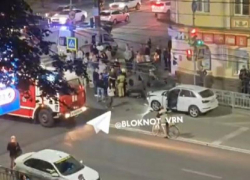 Появилось видео с места жесткого ДТП с перевёртышем на перекрёстке в центре Воронежа