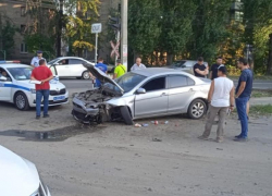 "Скорая" и полиция съехались к месту серьезного ДТП у ж/д переезда в Воронеже